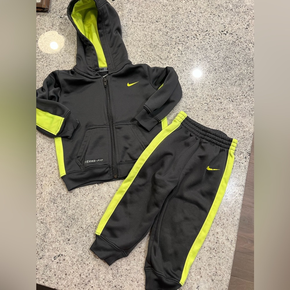Nike Kids Matching Set in Black and Neon Yellow